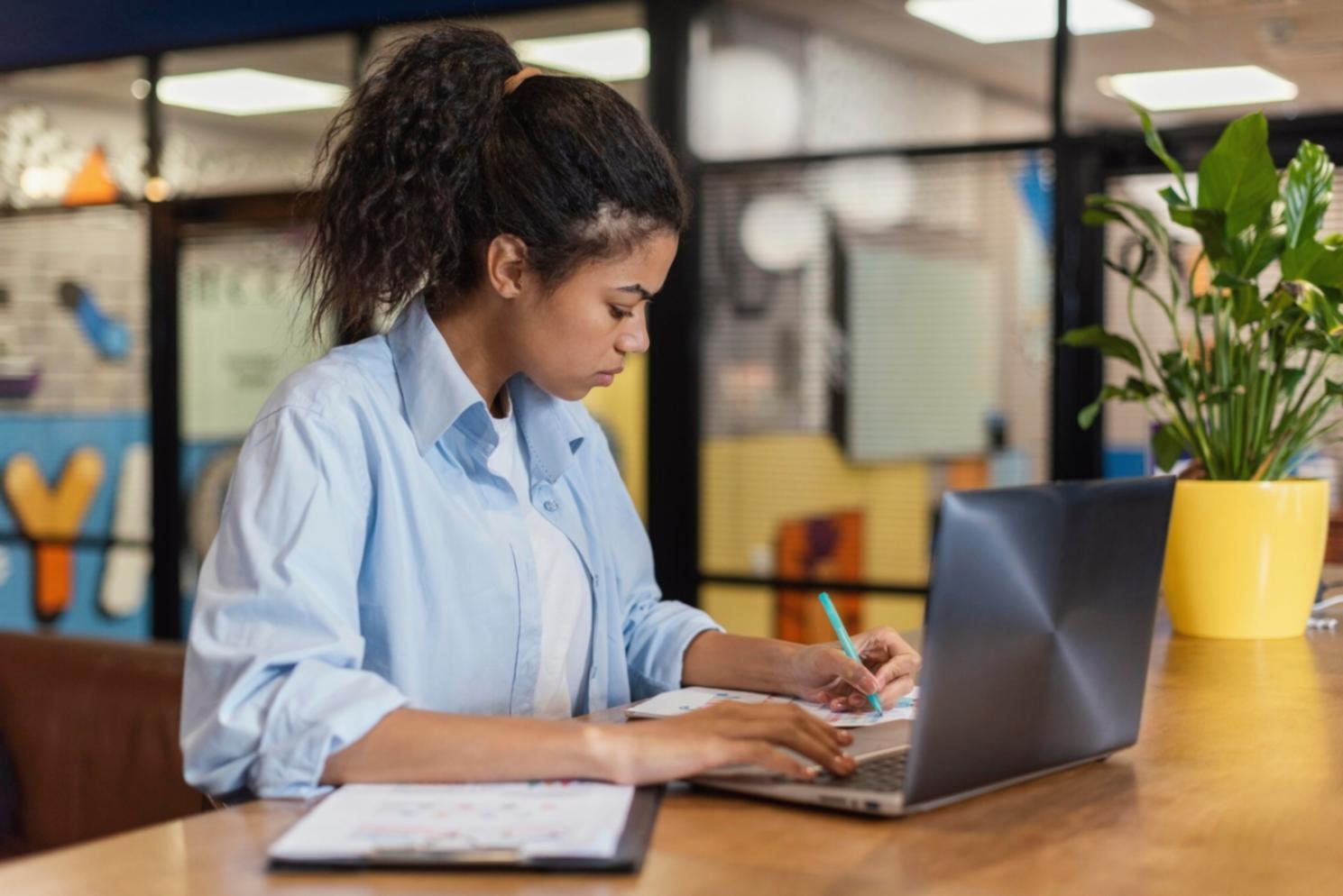 Estudiantes internacionales colaborando en análisis financiero global